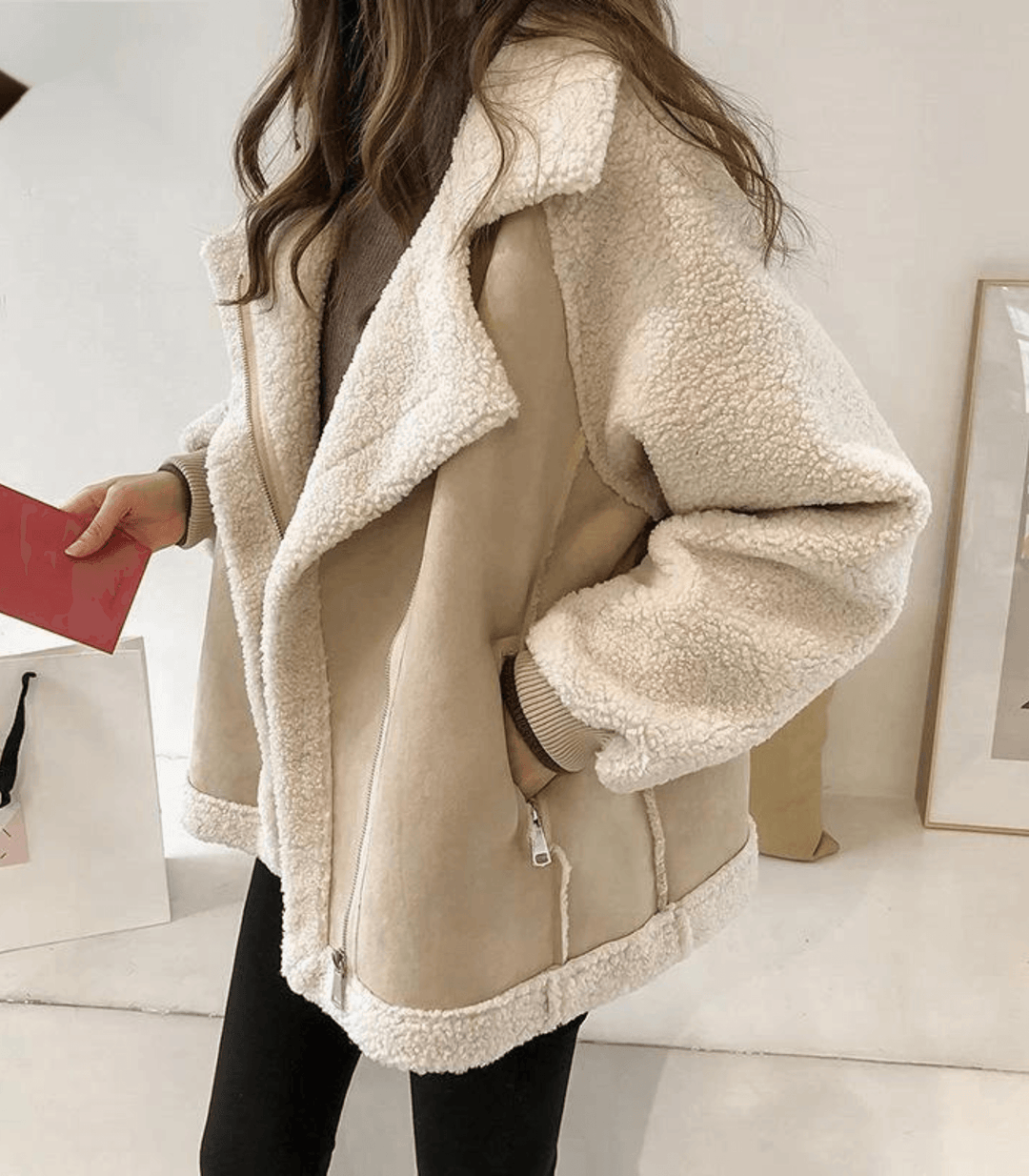 Dame Shearling Jakke - Semsket Ytre - Mykt Pelskledd Fôr - Oversized Passform - Notch Krage - Glidelåslukking